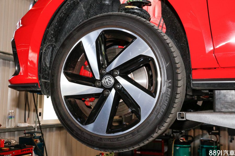 圖為Polo GTI,輪胎尺碼為215/45R17