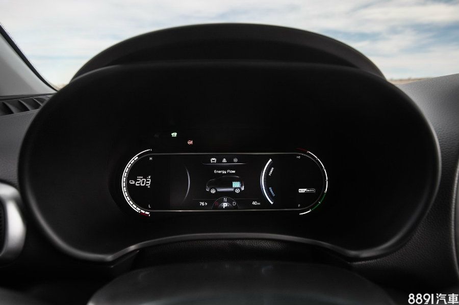 EV版本則在儀錶顯示、排檔設計有所不同。