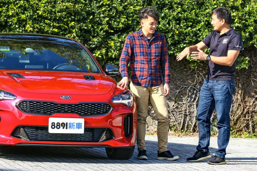 右為教練兼車手身分的翁志元