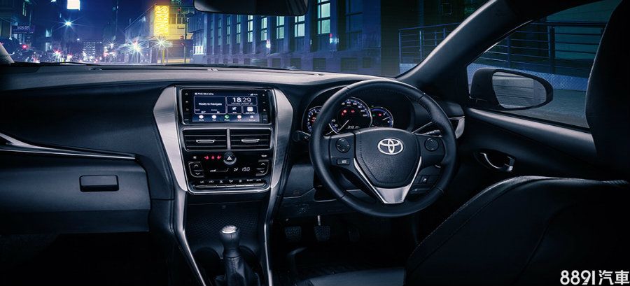 內裝為現行令人熟悉的鋪陳，包含三環式儀錶、多媒體系統等。