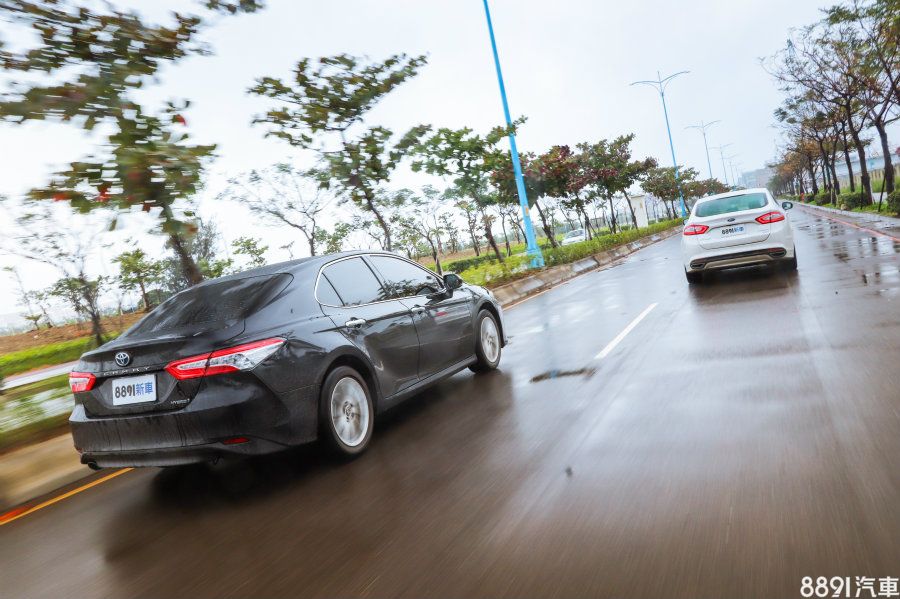 儘管Camry Hybrid動力偏向平順,但可別忘記其加速成績與Mondeo不相上下,表現依然夠水準。