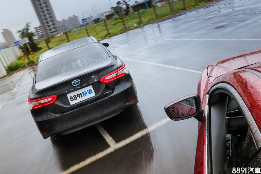 Camry Hybrid雖不到操控優等生,與Mazda 6相較卻能在均衡性略勝一籌。