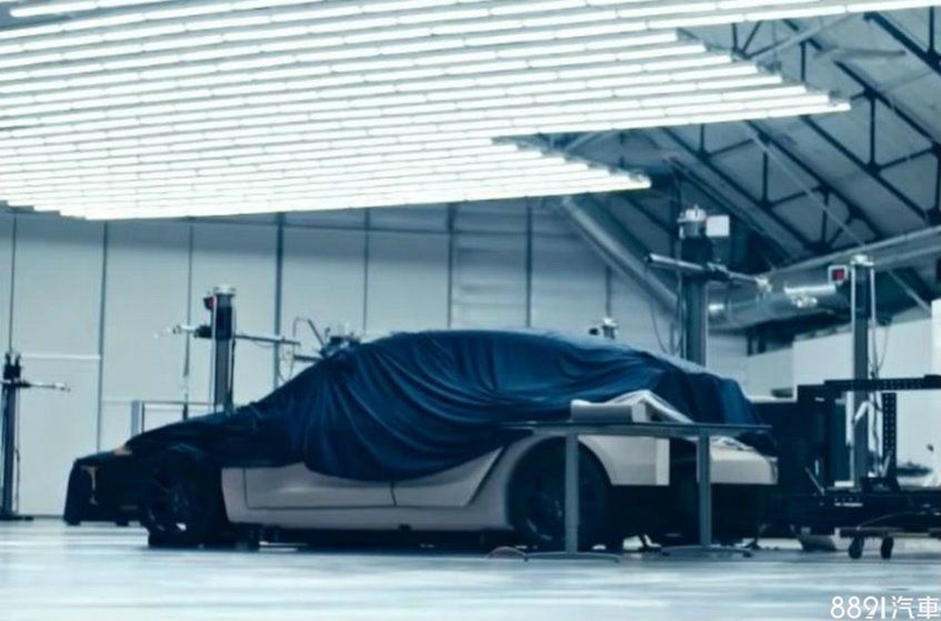 去年原廠釋出的宣傳影片中，出現的神秘車款，眾人均推測為Model Y。