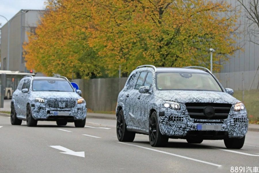 （前車為國外捕獲的新一代GLS測試車，後車則為Maybach車型。）