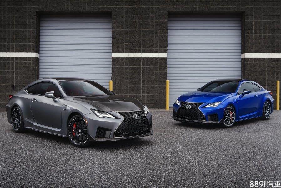 藍車為小改款RC F，灰車為限量版RC F Track Edition。