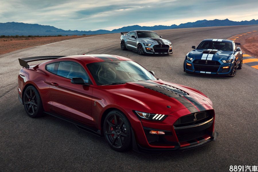 圖中Shelby GT500均配備Carbon Fiber Track Package選配套件,非標準版車型,以下圖片均同。