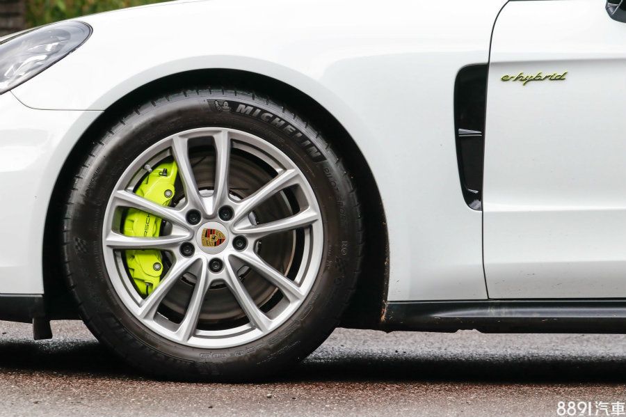 本車選配Panamera S鋁圈(3.49萬),但尺碼仍是標準的19吋,造型也差異細微,因此建議這筆選配可以免了。