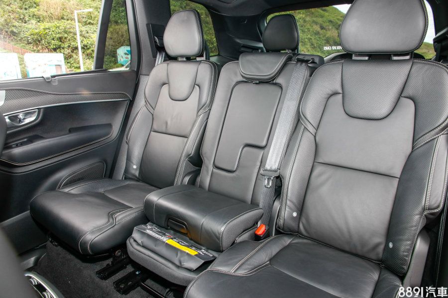 中央座椅備有整合兒童安全座椅，也是屬XC90獨有亮點之一。