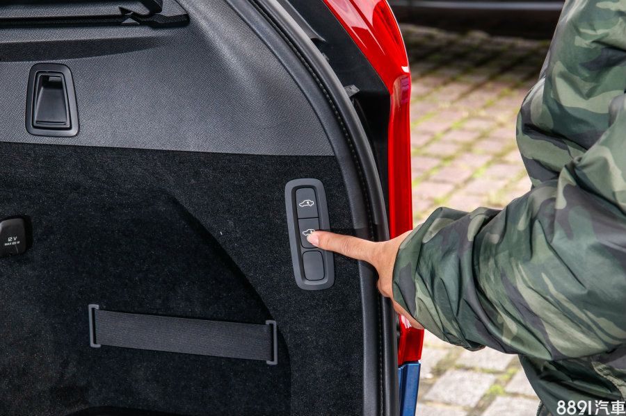 行李廂可控制Four-C氣壓懸吊高低，但大約只能降低2cm左右，幫助有限。