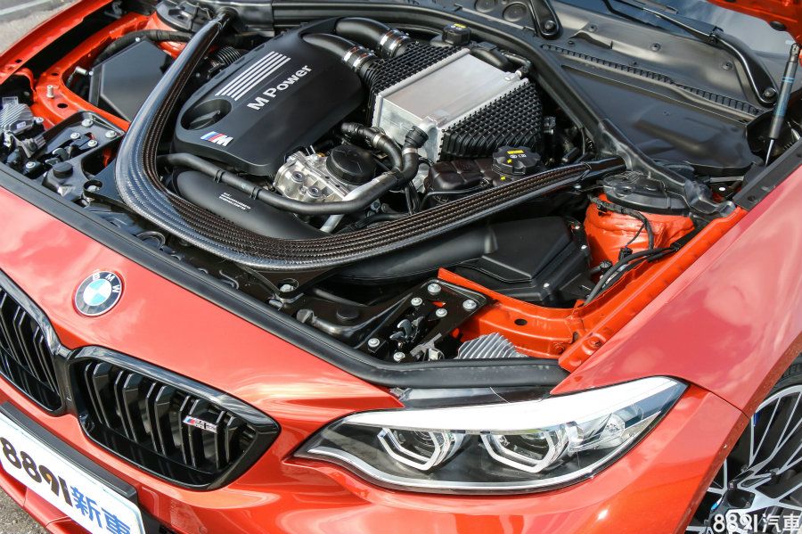 換上M3/M4引擎之後，氣勢驚人的碳纖維拉桿也入列，先不管增進多少剛性，視覺效果更讓人著迷！