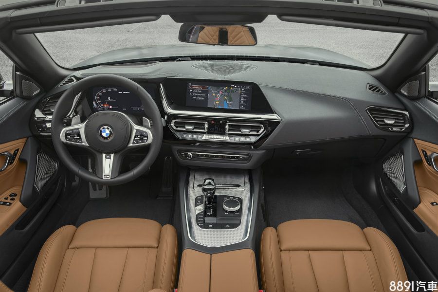 Z4的內裝是BMW最新設計,包含全數位儀錶、12.3吋中央資訊幕、空調介面以及排檔座造型,和新的X5、3系列是同個架構。