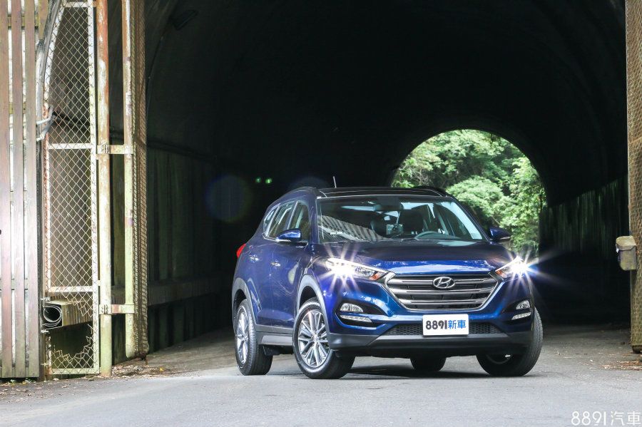 現代Tucson入門車型豪華版(82.9萬),搭配2.0升NA引擎,平均油耗僅有11.6kmL的水準。