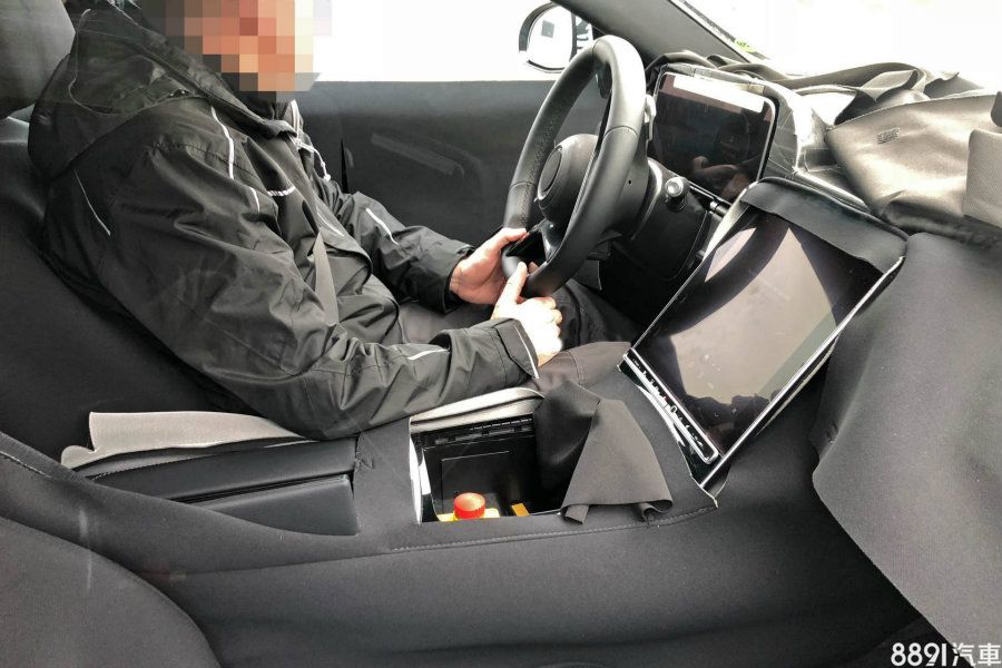 在日前新一代S-Class的測試車上，捕獲導入大型中控螢幕，未來C-Class亦不排除有著相似設計！
