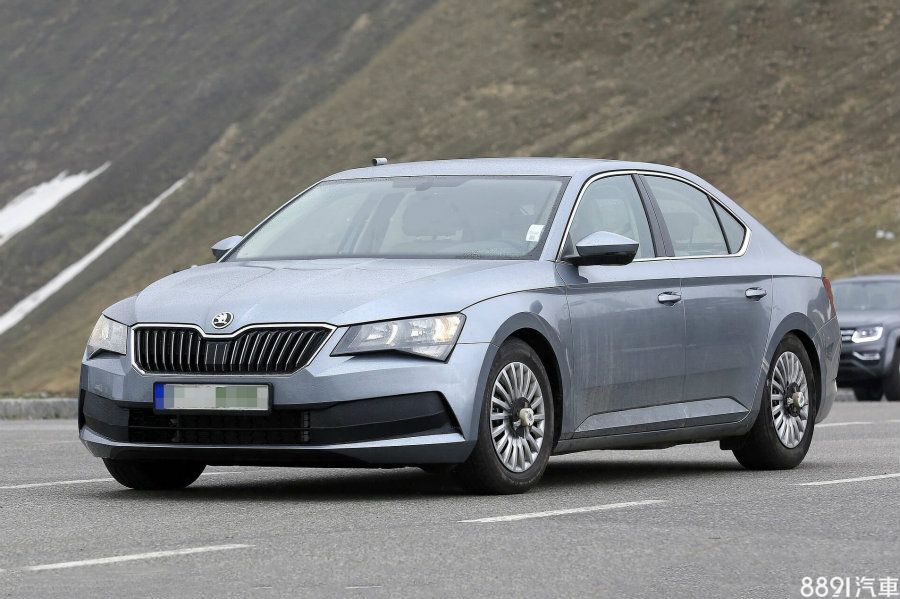 圖為Skoda Superb PHEV間諜照，據稱該車將以VW Passat GTE之動力架構為基礎，以1.4升TSI渦輪引擎、電動馬達和鋰電池組成的Plug-in Hybrid系統，純電續航力約為70km。