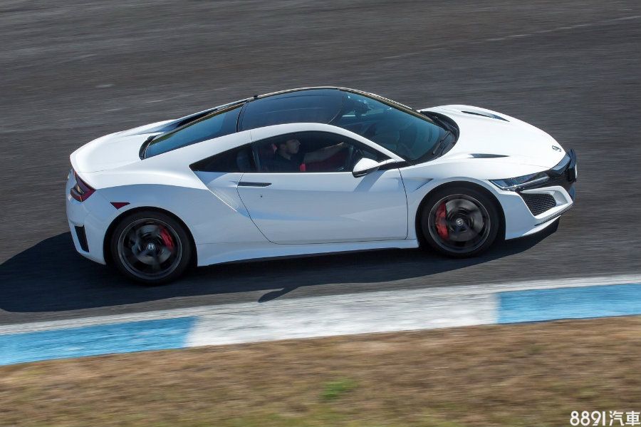 Honda於2015年推出二代NSX，採SH-AWD混合動力四驅系統，引擎部分搭載3.5升V6雙渦輪增壓引擎，在整合左右前輪各一具的TMU雙電動馬達與後軸直驅馬達下，可提供581hp/65.9kgm最大綜效輸出。