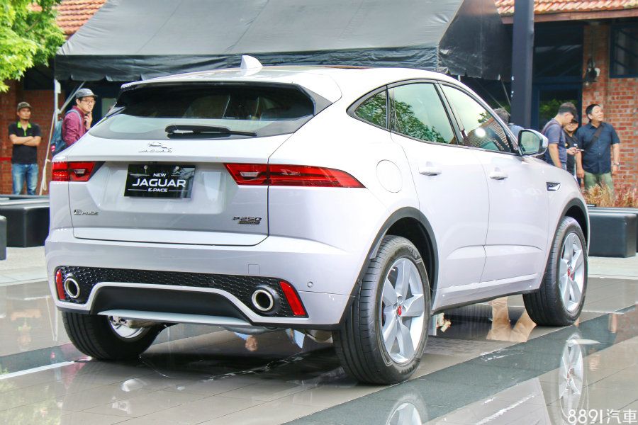 P250 R-Dynamic SE採19吋五輻鋁圈,結合後雙出排氣尾管與後下護板,擁有濃郁運動味。