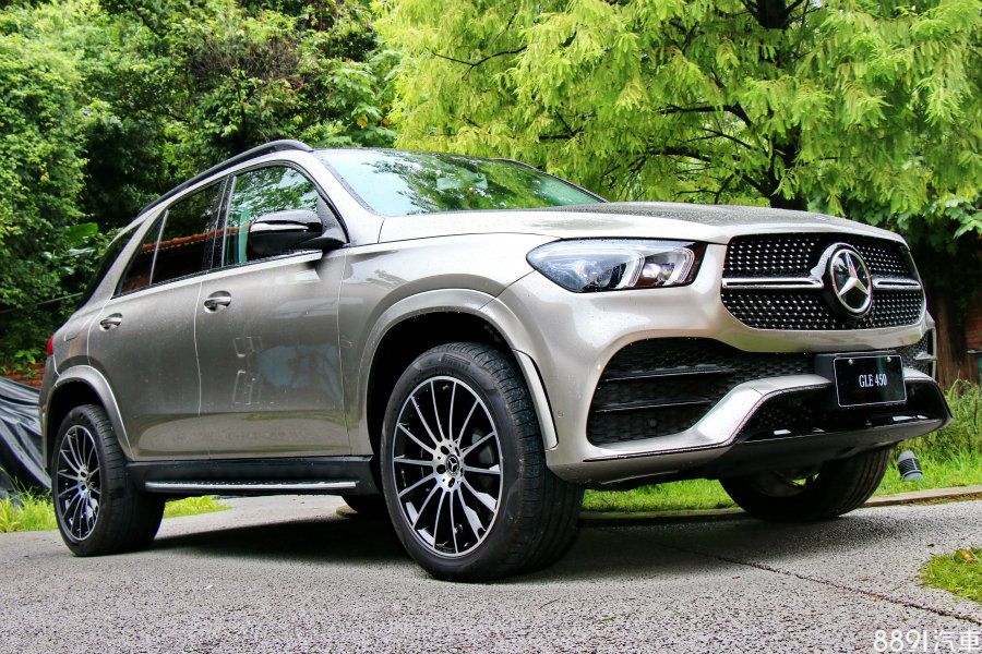 展示車選配了AMG Line外觀套件,透過單柵式鑽石型水箱護罩、前後擾流、進氣口、側裙等專屬扮相,營造更有氣勢的視覺效果。