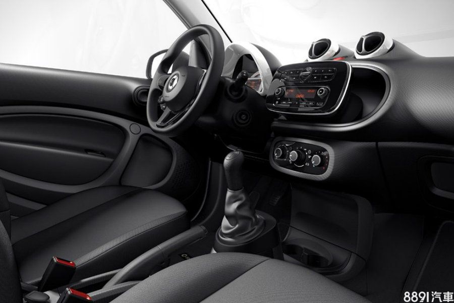 圖為標準版內裝，僅供示意參考使用。