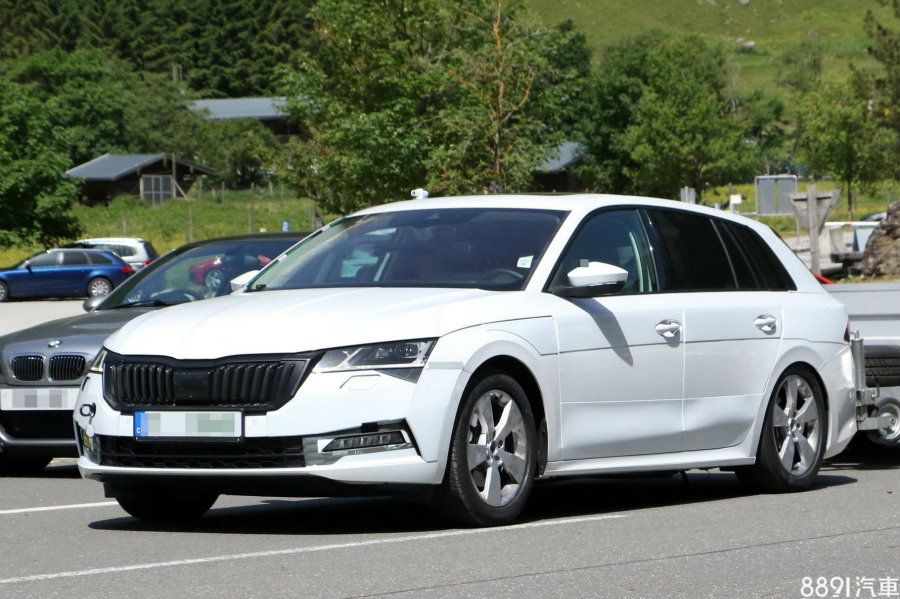 （圖為國外捕獲的新一代Octavia Combi偽裝測試車）