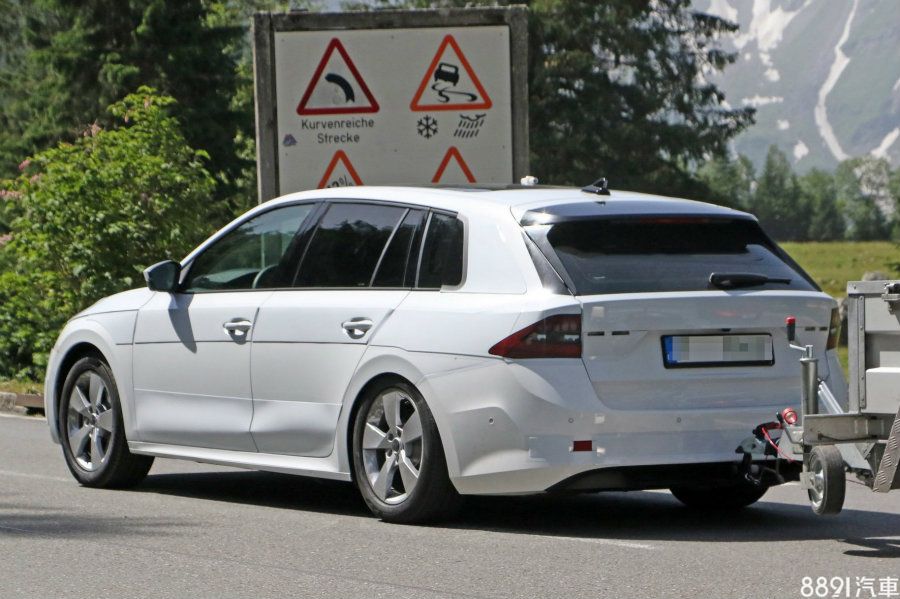 （圖為國外捕獲的新一代Octavia Combi偽裝測試車）