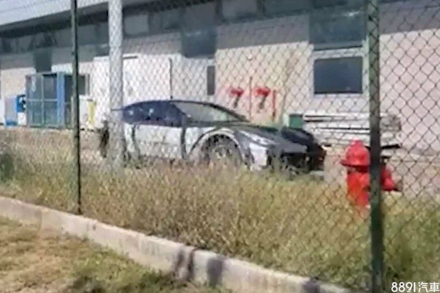 先前被外媒SupercarsNews捕獲到的偽裝測試車，雖外觀看似為GTC4 Lusso，但其離地高更大，鋁圈與配胎配置也有所不同，估計應為Purosangue測試原型車。