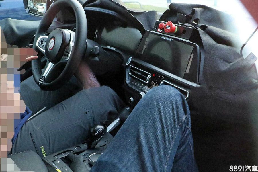 圖為國外捕獲的下一代4系列Converitble偽裝測試車內裝。