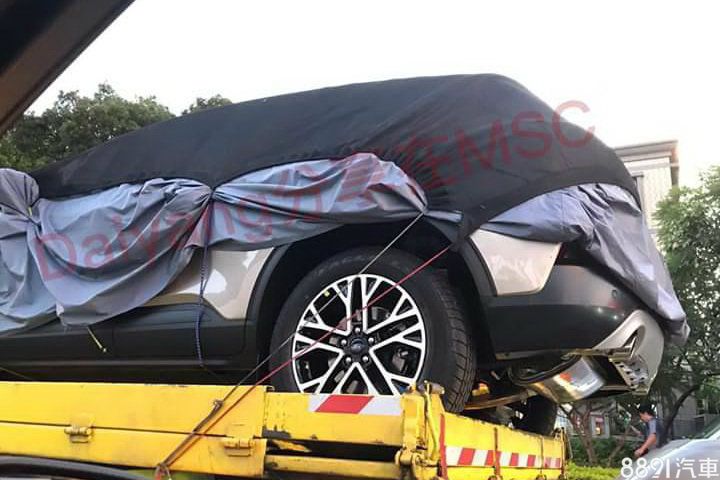 來自Facebook福特MSC社團的網友授權提供，這台「神龍見尾不見首」的車，由其帶有Ford廠徽的鋁圈式樣，及其他車身細節來看，應該就是美規大改款Escape（即Kuga），且由尾管造型，可知其並非ST-Line版本。