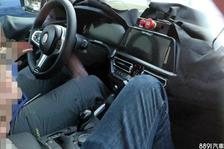 自國外捕獲的下一代4系列Converitble偽裝測試車內裝可預測，新4系列車室預計比照新3系列辦理。