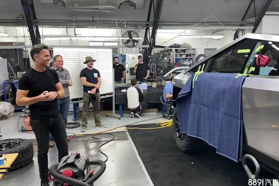 為洗刷發表會Cybertruck玻璃砸破事故，Elon Musk的推特再發新影片，證明新車玻璃確實具備相當防護功能。