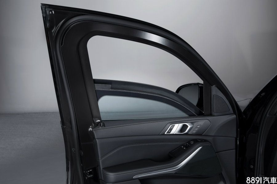 聚碳酸酯是種高分子聚合物，具備耐熱、阻燃以及抗衝擊等特性，常被用於製造防彈玻璃。