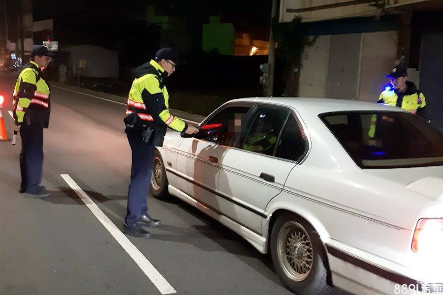 酒測臨檢刻意拒測,執法人員有權強制將駕駛送往檢驗機構判定,並依「拒絕盤查」處18萬罰緩,5年內再犯提高至36萬元,後續查獲每次加重18萬元(圖片來源取自於嘉義縣警察局)。