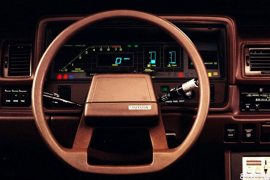 1983年的Toyota Cressida已搭載數位儀錶介面。