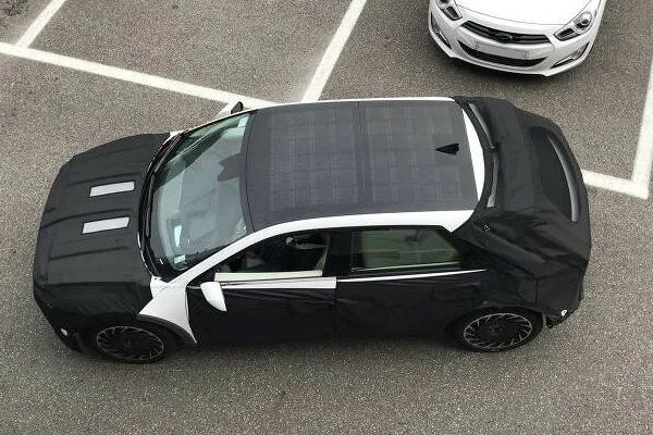 先前自國外捕獲的偽裝測試車就可見,Ioniq 5於車頂配置了太陽能充電板。