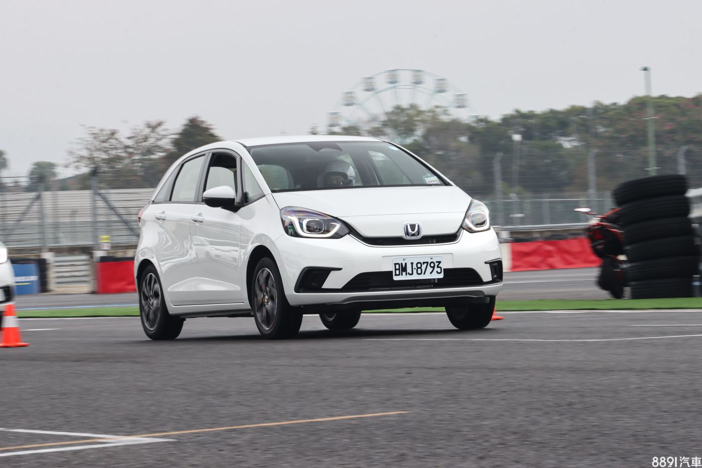油電版Honda Fit e:HEV行駛中