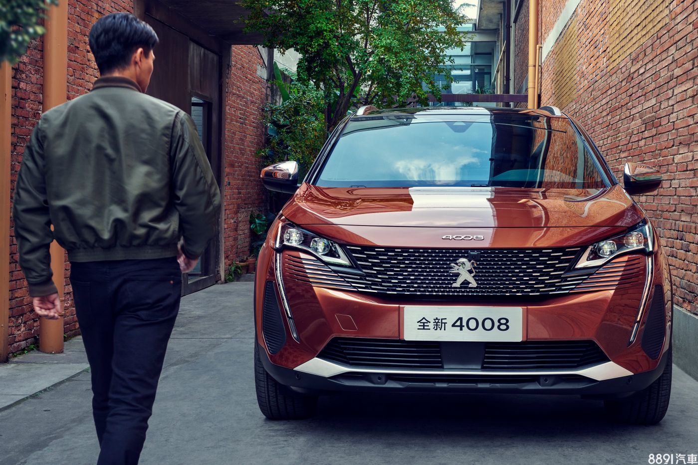 在中國,3008長軸版以「4008」的名義販售著。