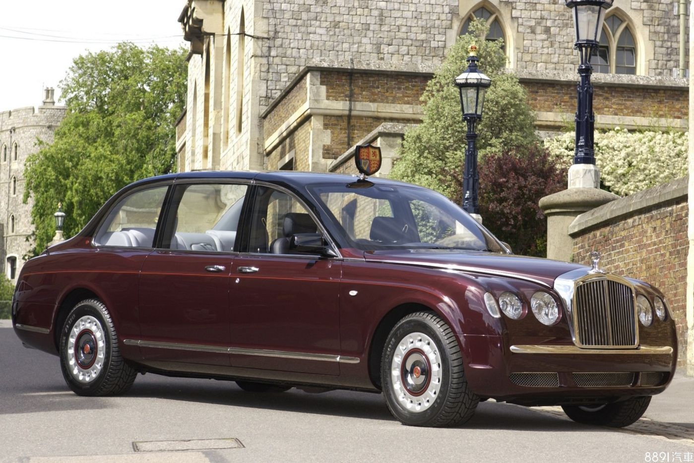 僅產製兩輛的Bentley State Limousine自2002年起擔任女王座車,據傳當初車價高達1000萬英鎊。
