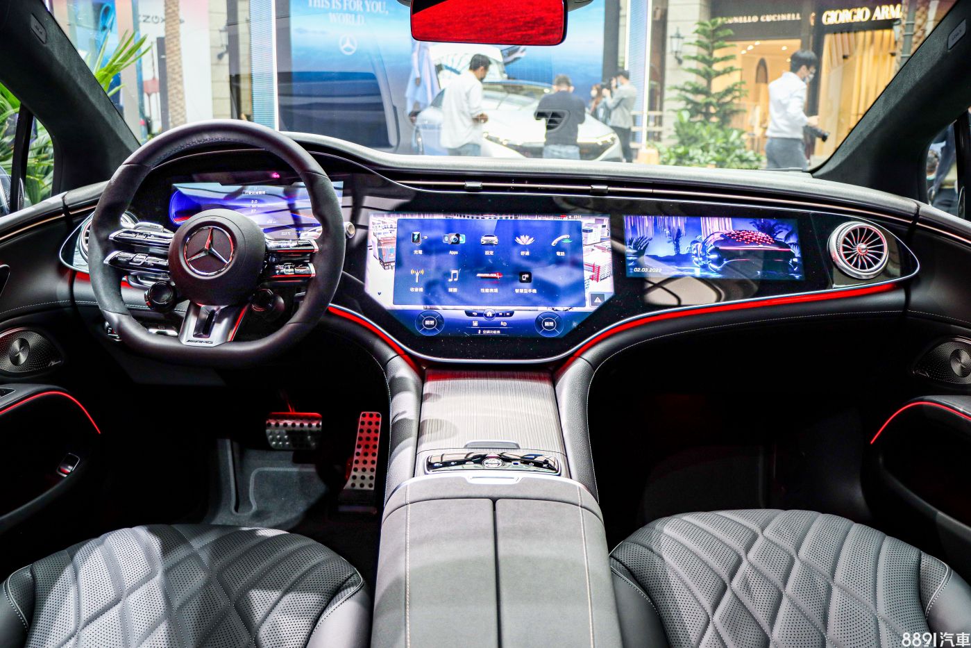 做為AMG車型，53版本也不意外地在座艙配備多樣運動化妝點，包含平底方向盤、對比色內裝縫線、金屬駕駛踏板、專屬踏墊及飾板等。