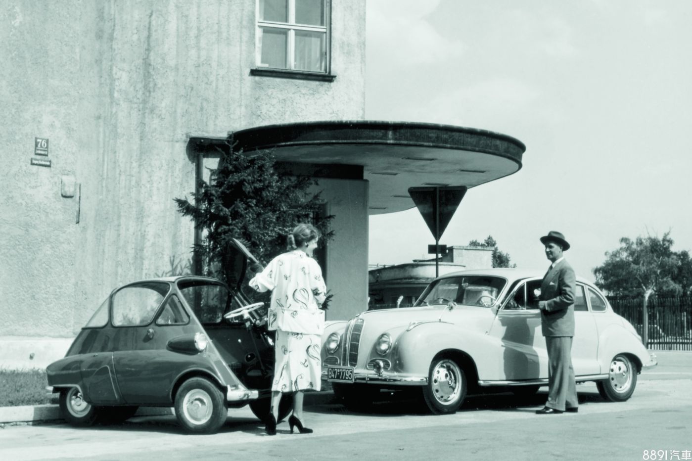 (左:Isetta Standard、右:BMW 502)