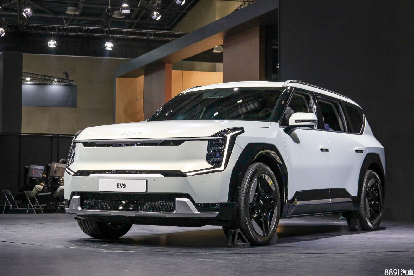 【2023首爾車展】Kia EV9霸氣現身 實車有夠帥！ | 8891新車